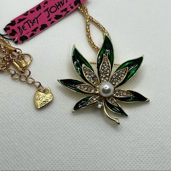 NECKLACE! Betsey Johnson Green Leaf with Pearl Festive and Fun BNWT - Picture 1 of 6
